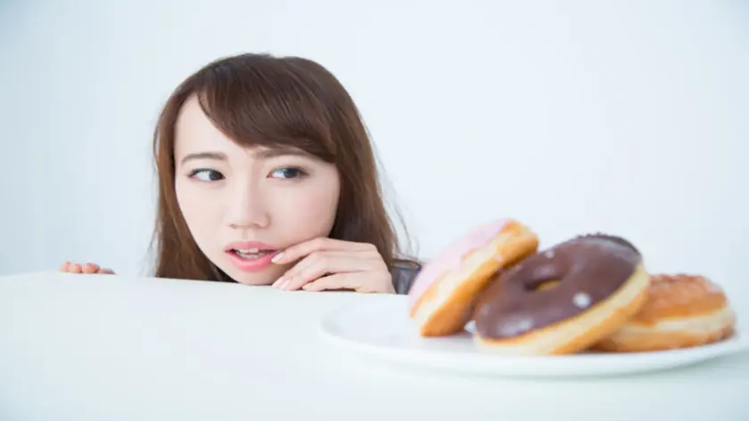 食べてもすぐお腹が空くのはなぜ?女性の生理や血糖値の影響と対処法を紹介