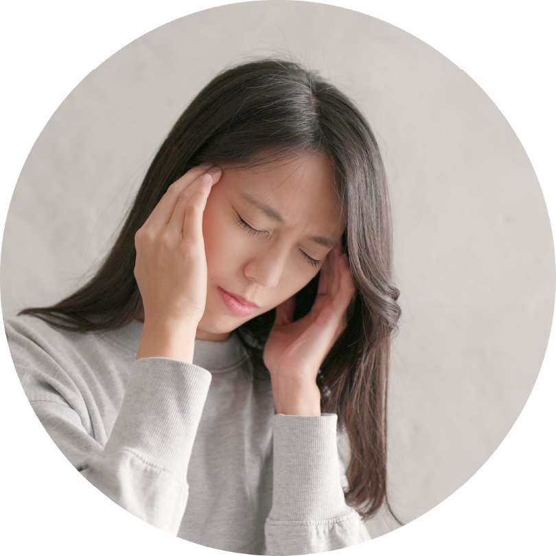頭を抱える女性