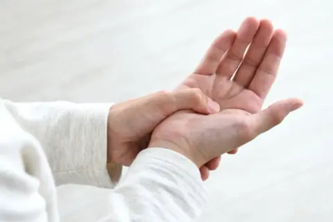 しびれや皮膚の異常にも注意