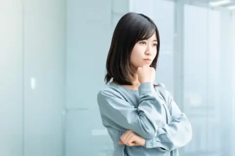 悩んでいる女性