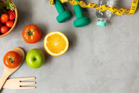 果物やダンベルで健康的なイメージ