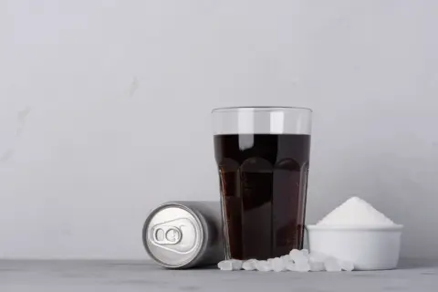 コーラと缶と砂糖が並んだ写真