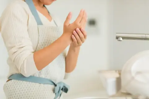 手指が気になる女性