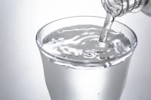 コップに水が注がれている様子