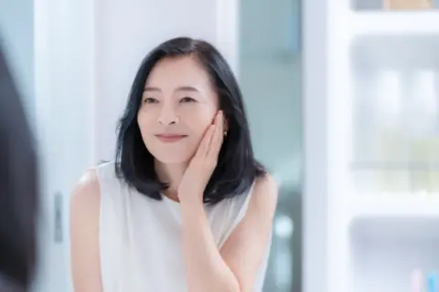 鏡を見る女性