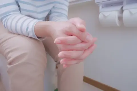 トイレにこもる女性