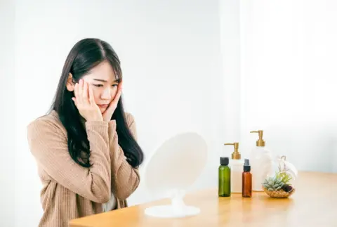 肌の赤みを気にする女性