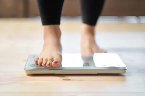 体重計に乗る女性