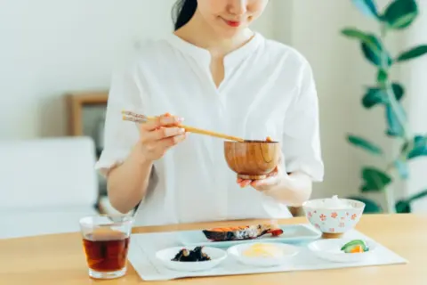 バランスの良い食事を食べる女性