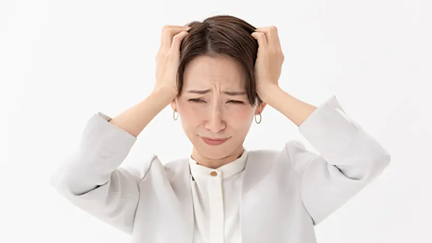 頭を抱える女性