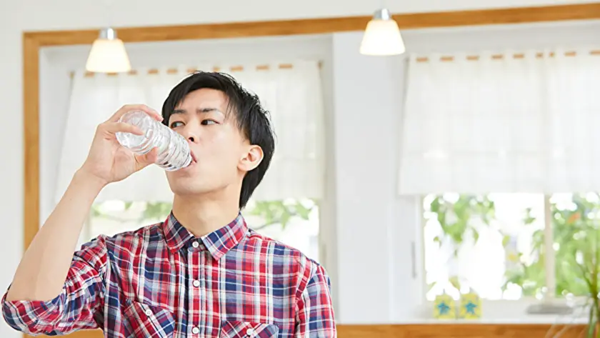 糖尿病だと喉が渇きやすい理由 | 水分補給の頻度や対策について医師が解説