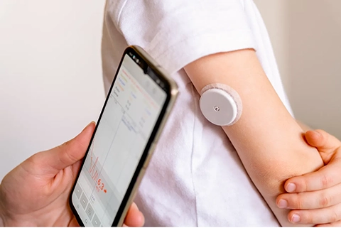 CGMをスマホでスキャンしている人の写真
