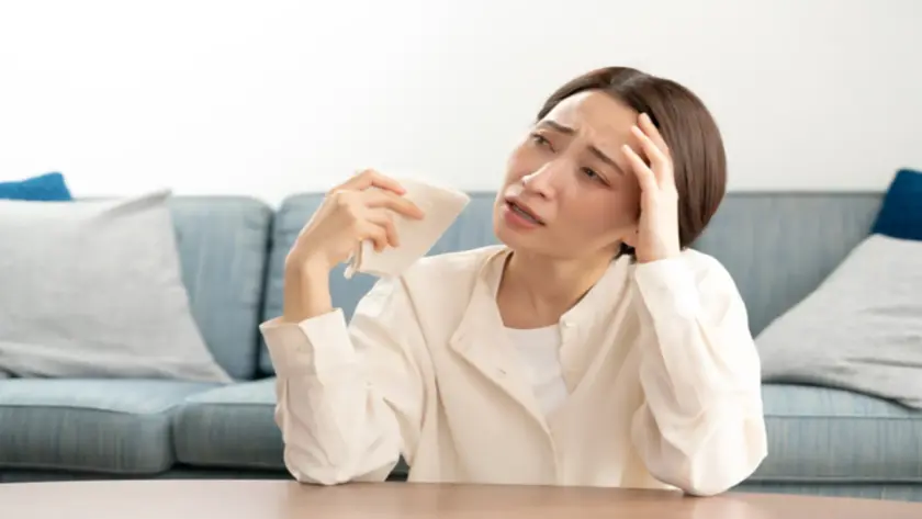 更年期症状によって汗が止まらない女性