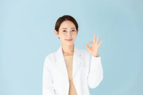 医師がOKサインをしている