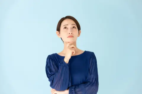 K. 強い悪臭がする