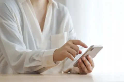 スマホでチェックする女性