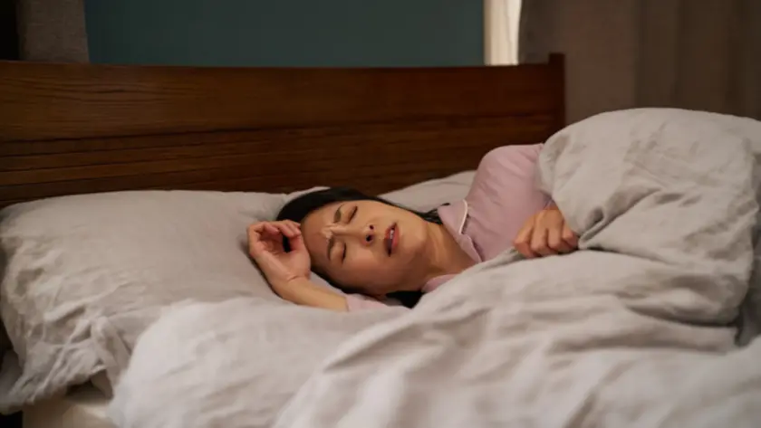 寝付けない女性