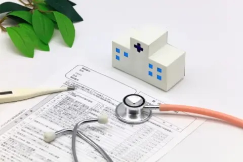 病院の問診票と聴診器