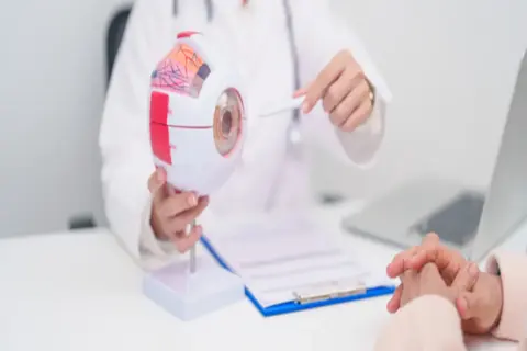 患者に目の症状を説明する医師