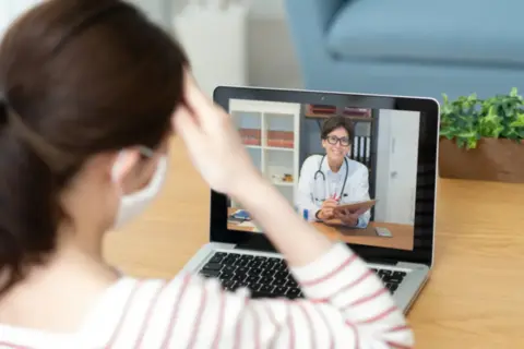 オンライン診療を受ける女性