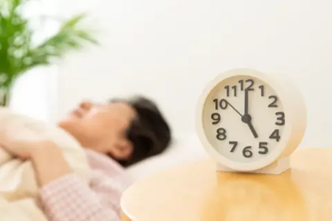 早朝に目覚める女性