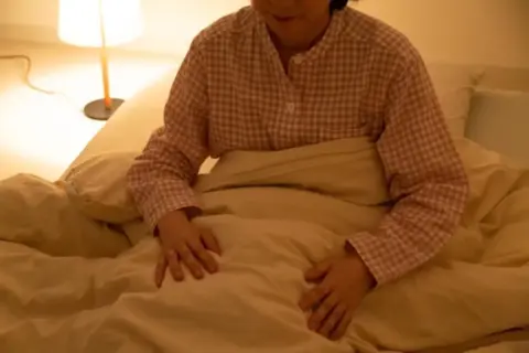 途中で起きてしまう女性