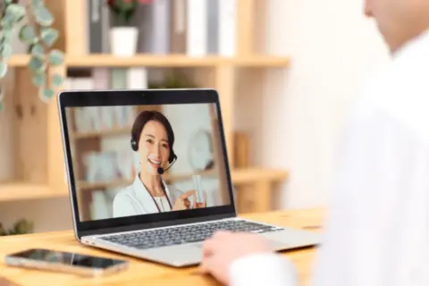 オンライン診療を受ける男性