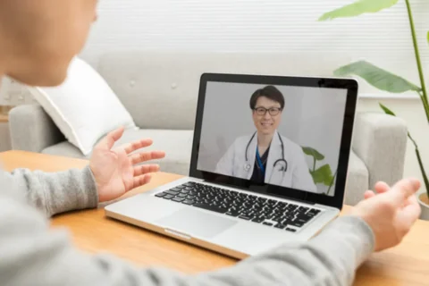 オンライン診察を受ける男性