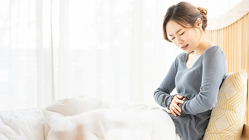 腹痛に苦しむ女性