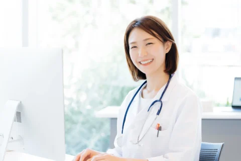診察する女性医師