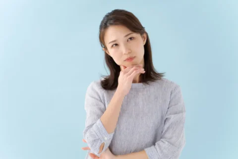 考える女性