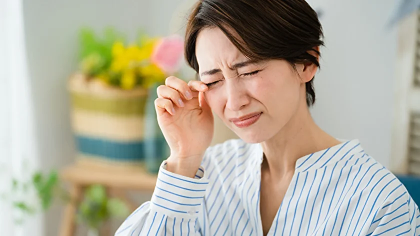 目がかゆい女性　花粉症？疲れ目？感染症？「目がかゆい」原因と見分け方｜受診の目安とオンライン診療という選択肢
