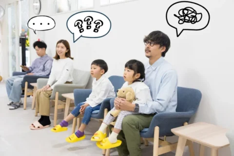 待合で椅子に座る数人の患者さん　モヤモヤとした気持ちや悩みを抱えている様子