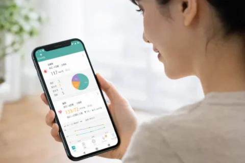 シンクへルスアプリを活用している患者さん　木漏れ日のダイニングで明るい雰囲気