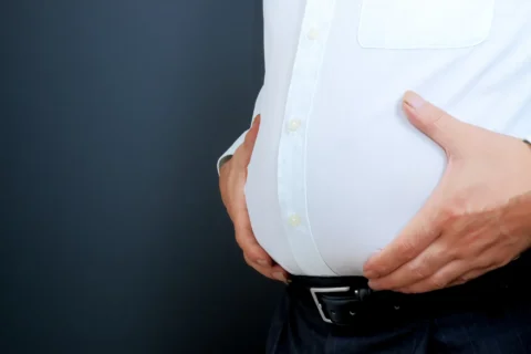 内臓脂肪が気になる人　血圧の高さと肥満の関係