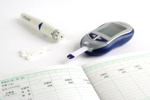 血糖測定器と紙媒体での記録