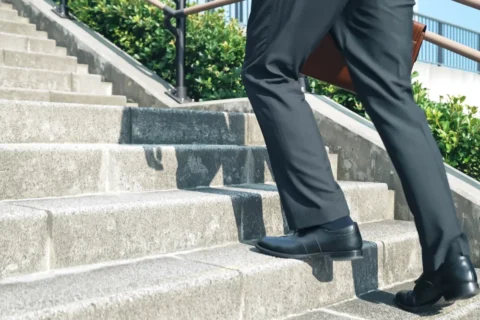 階段を上って自分でできる生活習慣の工夫をしている人