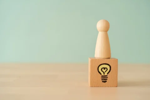 電球マークの上に人形が載っている　緩解の可能性が高いことをあらわす