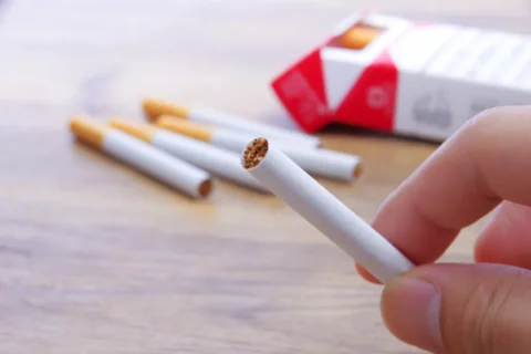 たばことたばこの箱　血圧に喫煙がもたらす影響