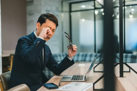 目をこする男性　目の疲れ　花粉症　目のかゆみ