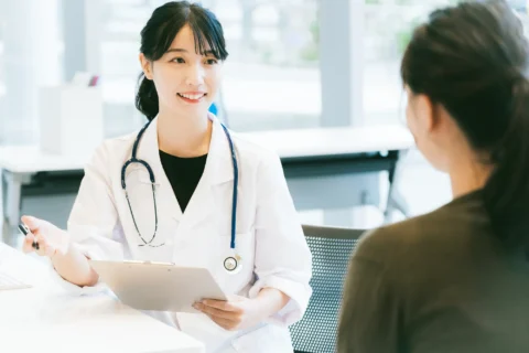 診察を受ける女性と説明する医師