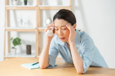 頭を抱える中年女性