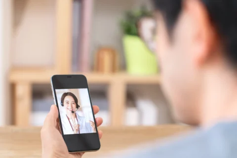 症状に合わせた処方を受けるためオンライン診療を受ける患者さん