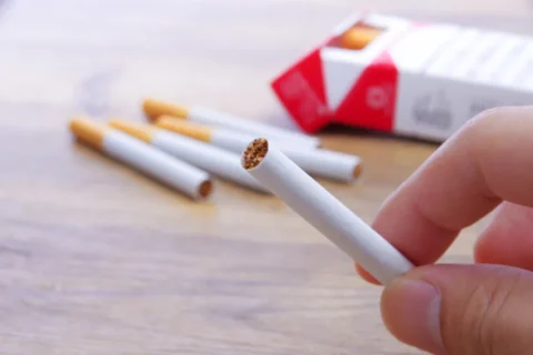 タバコを持つ手