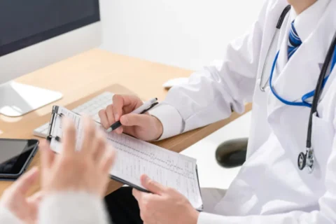 医師の診察を受ける人