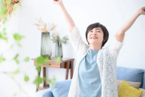 悩みから解放されてすがすがしい気持ちの中年女性
