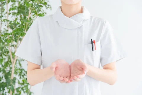 医療従事者が両手を差し出し、安定した効果が期待できる