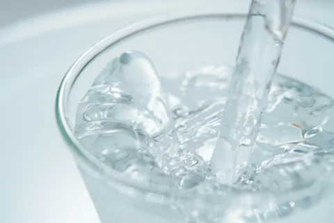 水とお酒を交互に飲むことで下痢を予防する