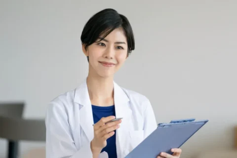 患者の話を聞く女性医師
