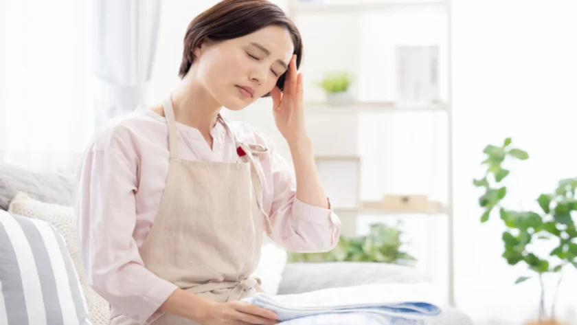 家事をしながら、なんとなく体の調子の悪さを感じる女性